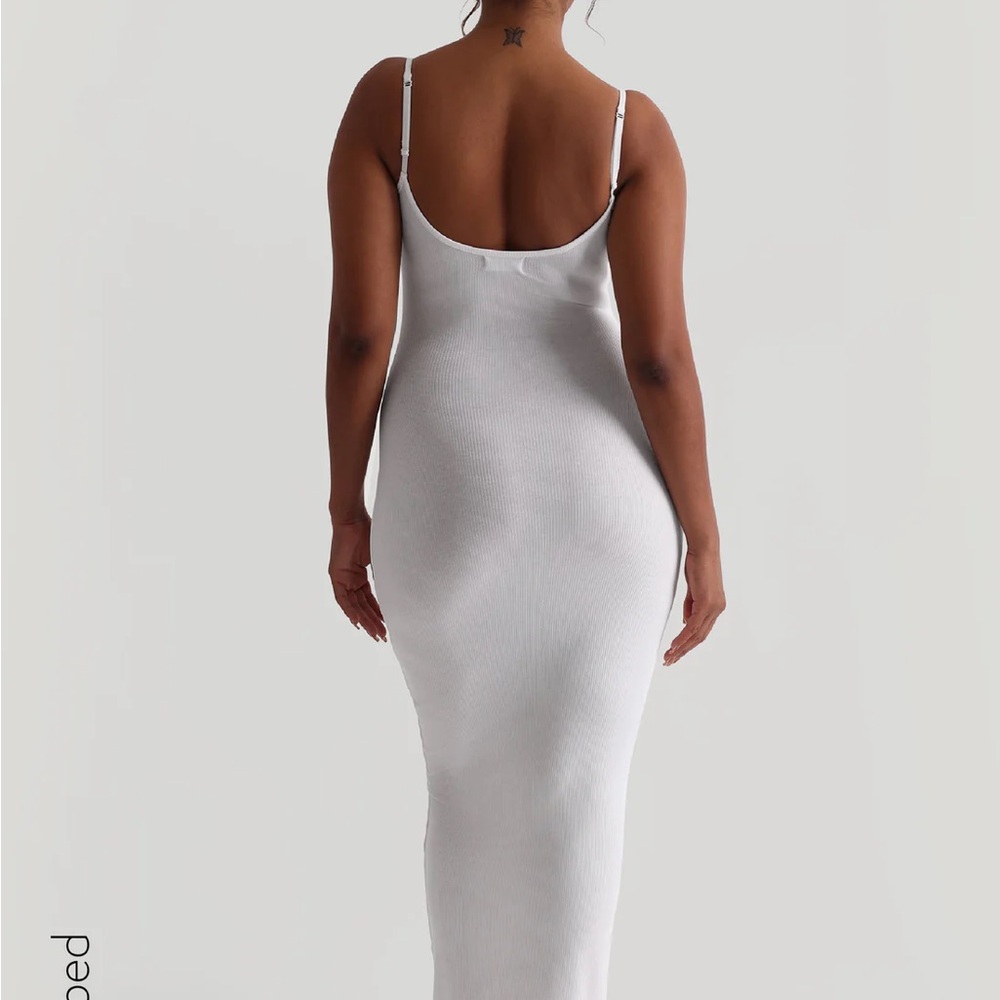 Elegant White Ribbed Women's Dress - Picture 5 of 5